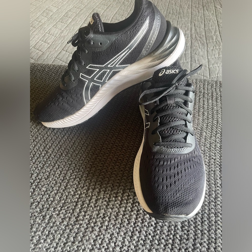 EUC Asics size 11 women's comfy athletic shoe. Walk, run, vacation, travel,